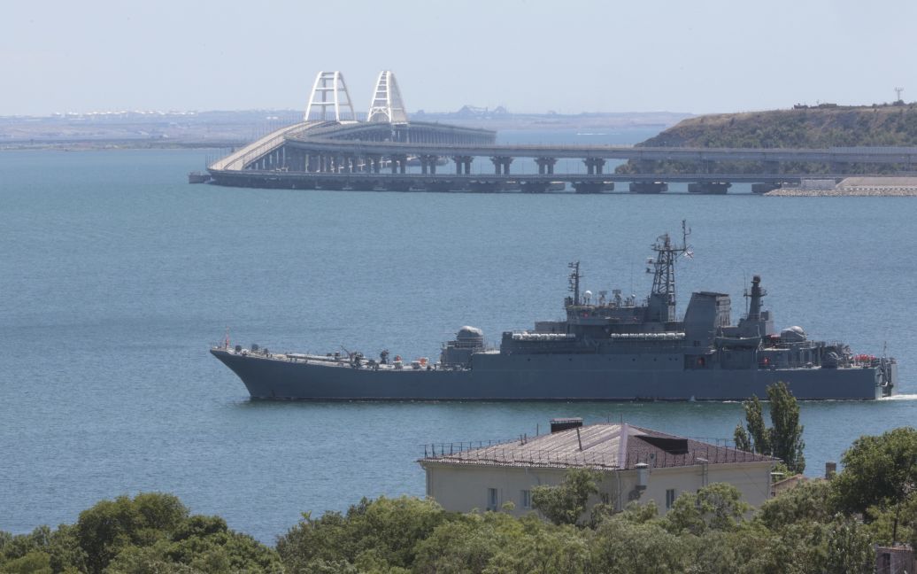 Останні подробиці! Вибухи у Криму: ЗСУ підбили два великих десантних кораблі росіян