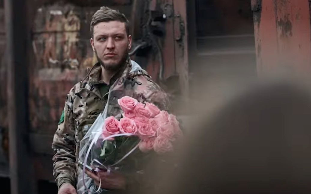 Військовий залишив квіти на вокзалі, бо думав, що дівчина його покинула: чим закінчилась історія, яка зачепила українців