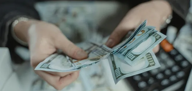 Українцям видавали фальшиві долари: які банкноти підробили аферисти