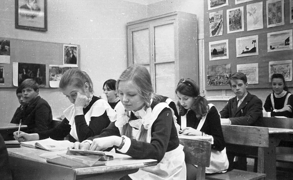 Чому у школах в СРСР забороняли писати кульковими ручками: причина неприємно вразить